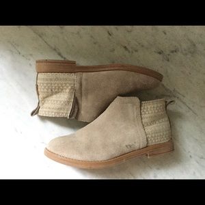 Tom girl super cute boots with little wear!